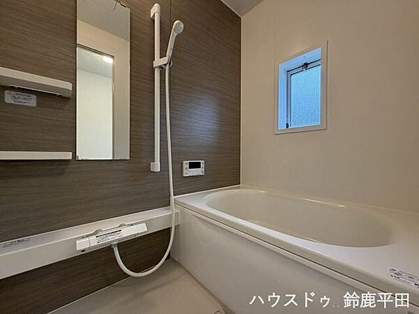 窓がついているので換気ができ、湿気がこもるのを防げます。シャワーヘッドの位置も調整でき、使いやすい設計ですね。