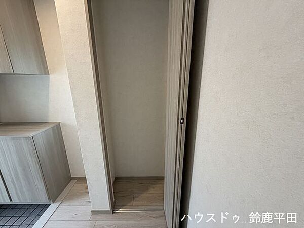 玄関ホールに便利な収納スペースを設置。掃除用品や外出時の小物などを整理できます。