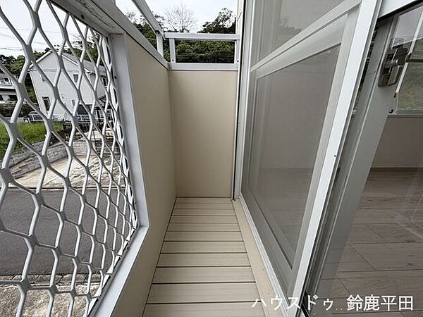 お部屋から直接出入りができるバルコニーです。コンパクトながらも奥行きがあり、洗濯物を干すスペースなどに便利です。