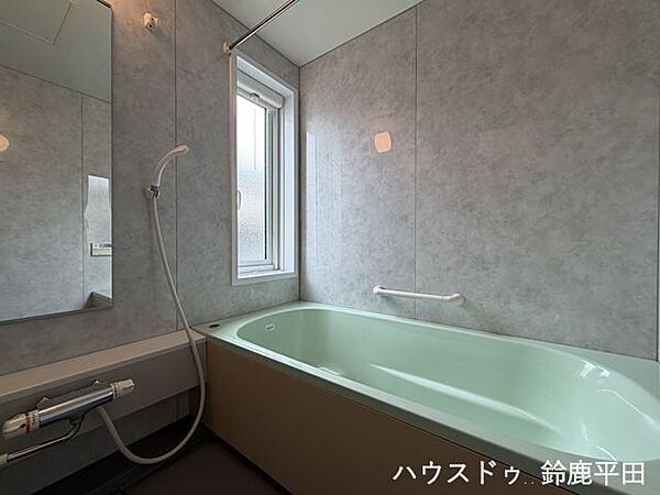 ゆったりと足を伸ばして入浴できる浴槽で落ち着いた色合いの壁面が特徴です。