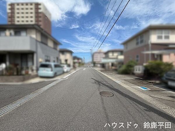 【西側幅員約6.0ｍ前面道路】車2台がすれ違える道幅で、歩行者も安心して通れる道路です。（2026年9月11日　撮影）