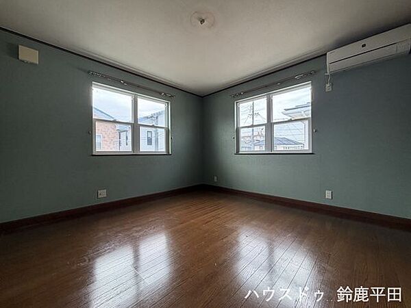 【2階西側約8帖洋室】ゆとりある広さで寝室にも活用できるお部屋です。