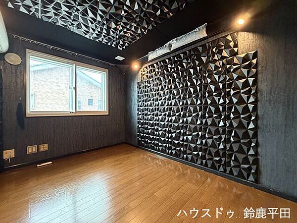 壁面、天井に吸音材のパネルを備えた防音室。楽器の演奏や音楽の趣味スペースとしても活用できる個性的なお部屋です。