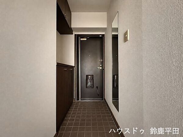 シューズボックスと姿見を備えた玄関。外出前に身だしなみを整えることができます。