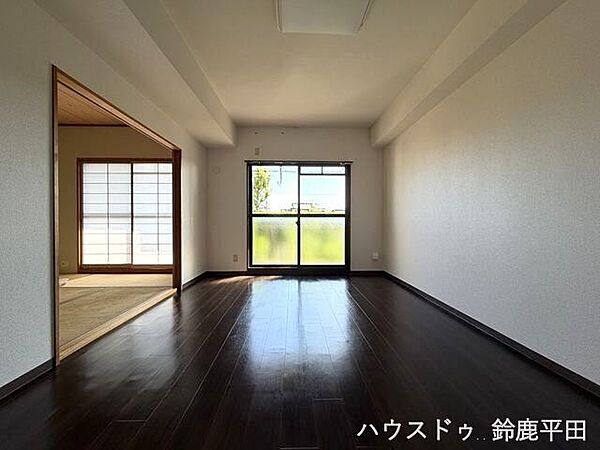家具をレイアウトしやすいシンプルな間取りです。和室と繋がっていて、扉を開けてリビングの延長としても使用できます。