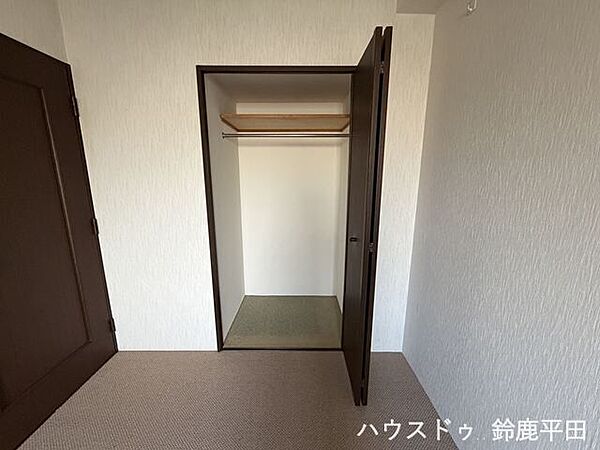 ハンガーパイプと上部棚を備えた収納スペースで、用途に合わせて整理できます。