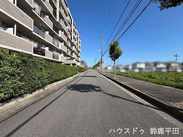 幅員にゆとりがあり、見通しがいい南側の前面道路です。歩道もあるので歩行者も安心ですね。（2026年9月12日　撮影）