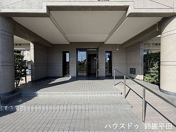 屋根付きのエントランス。スロープや手すりがついているので車いすなどでも出入りしやすいのがいいですね。
