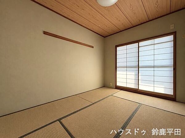 【南側約6帖和室】リビング横のお部屋で来客用スペースなどに活用できます。