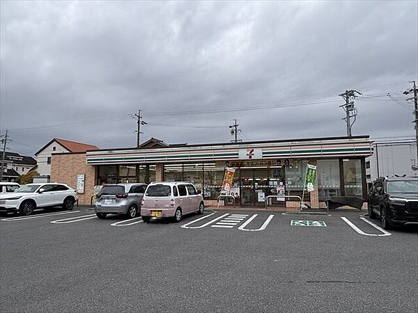 セブンイレブン 鈴鹿桜島5丁目店【スローガンは「近くて便利」。地域の人へのサービスを重視し、配達サービスにも力を入れている。（電子マネー利用可　ＡＴＭあり　ネット通販あり）nanacoポイントサー…