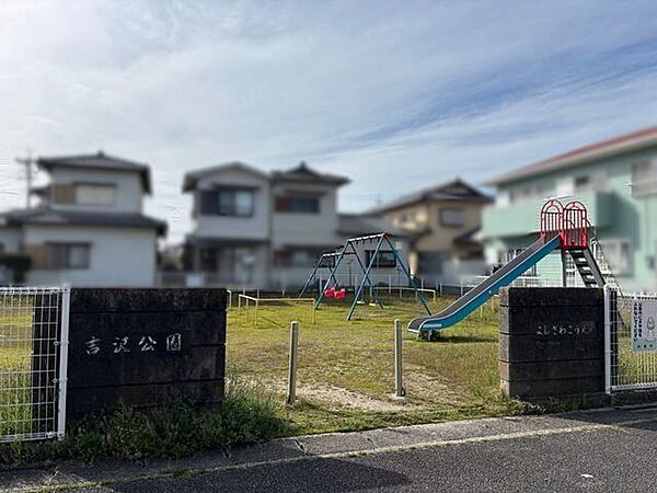よしざわ公園【伊勢鉄道「玉垣」駅ほど近くにある公園。見通しが良く親御さんも安心で、滑り台やブランコの遊具があります。】 180m