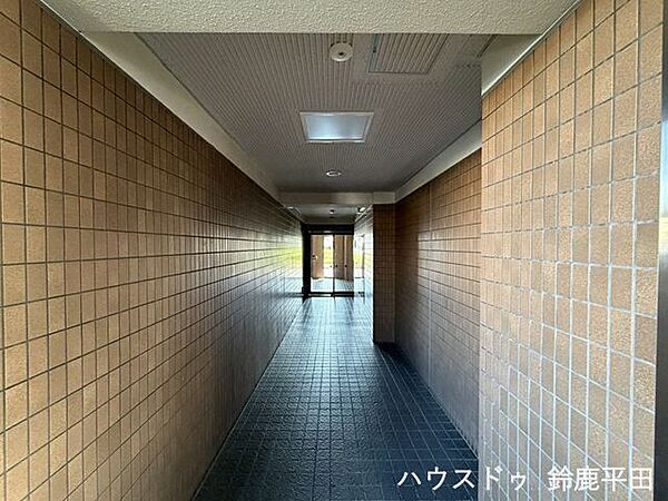 屋根付きの共用廊下。雨風の影響を受けにくい設計になっています。