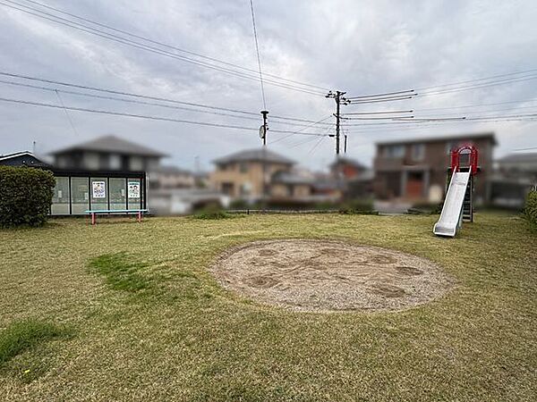 門前公園【住宅街にある、コンパクトな公園。滑り台とベンチの設置があります。】 630m