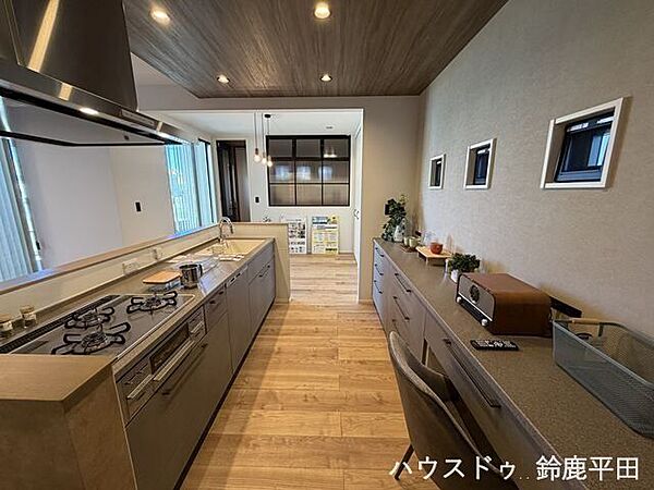 カップボードやカウンター収納付きで家電や食器の収納に便利です。収納だけでなく、ワークスペースなどにもお使いいただけます。
