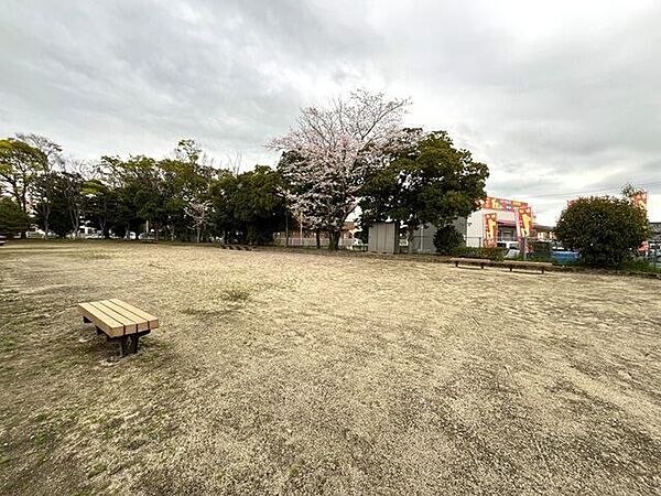 飯野寺家ふれあい広場【ベンチが置いてあり、座ってゆっくりと景色を楽しむことができます。春には桜でお花見も楽しめます。】 360m