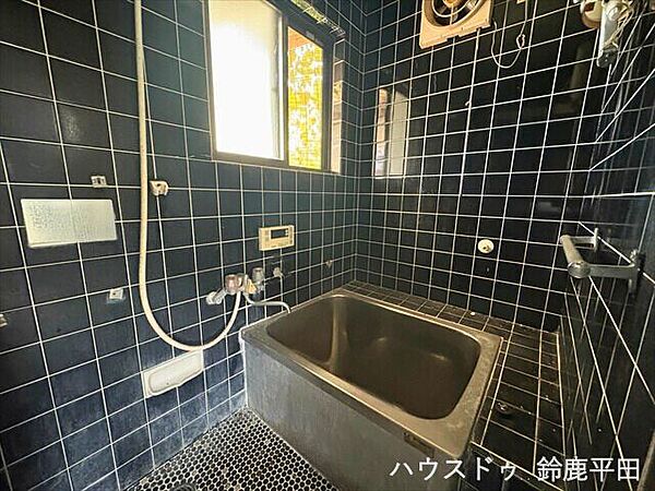 少し高めの位置に窓があるため、プライバシーが守られます。換気も良好です◎（2025年11月6日撮影）