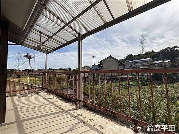 陽当りもよく、洗濯物やお布団も良く乾きそうなバルコニーです。（2025年11月6日撮影）