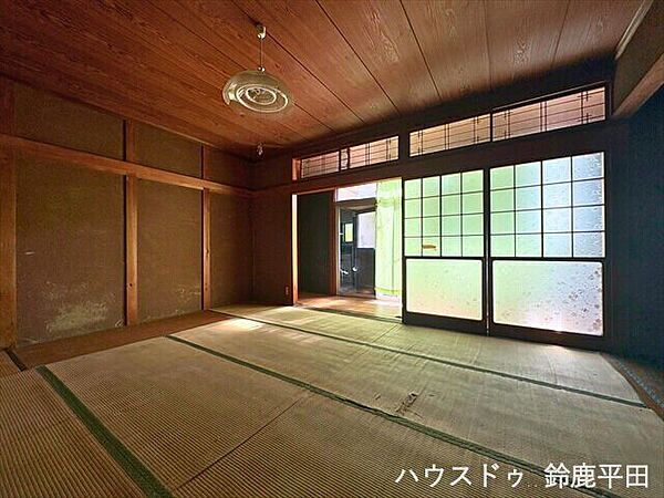 1階10畳：家の中央に位置する10畳の和室。集まりなどに使える十分なスペースです。ガラス扉のため、南からの日差しが明るいですね！（2025年11月6日撮影）
