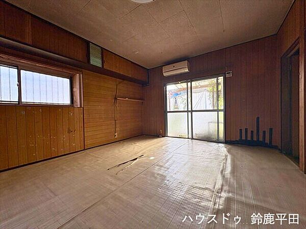 1階8畳：ダイニングキッチンに隣接する8畳。南庭の明るい日差しが入ります。2面採光のため、通風も良好です◎（2025年11月6日撮影）