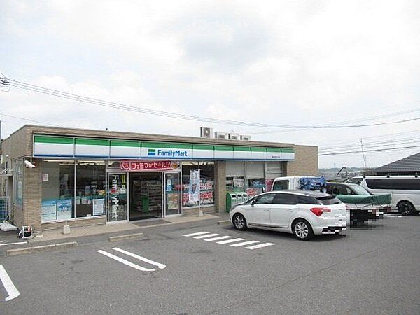 ファミリーマート多度小山店　大鳥居の近くにあるコンビニエンスストアです。坂を少し上ったところにあり、遠くまで景色が見渡せます。 2380m