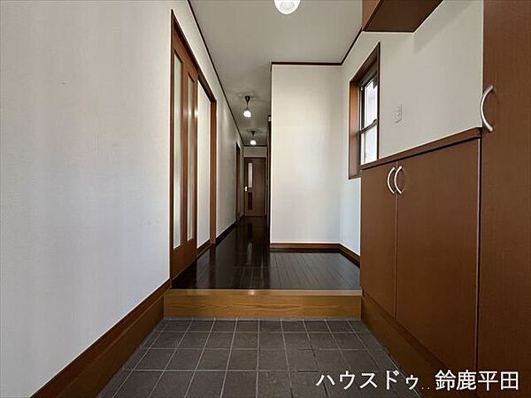 窓のある明るい玄関。シューズボックス完備です。（2026年4月16日撮影）