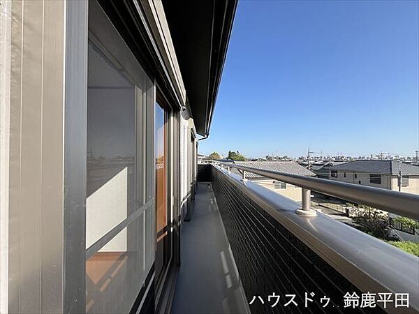 バルコニーは2階居室の各部屋から出ることができ、寝具を干す際にも便利です♪（2026年4月16日撮影）