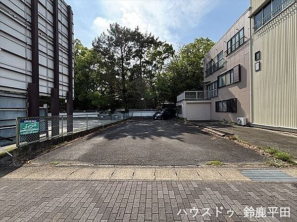 国道1号線沿いにある奥行きのあるお土地です。建築条件がないのでお好きなメーカーで建築できます。（2025年6月13日　撮影）