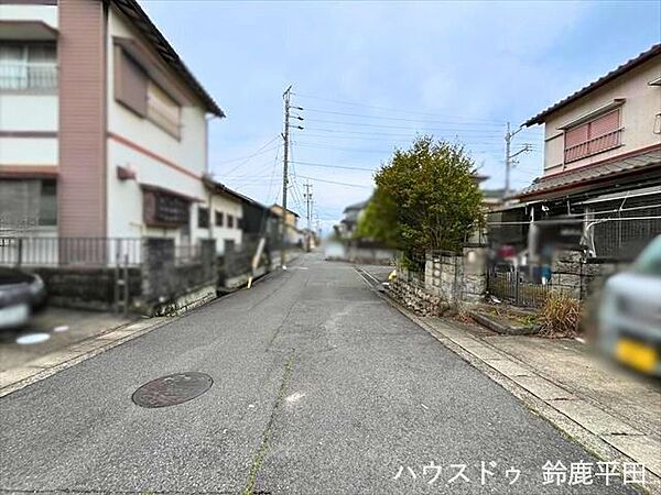 南西の前面道路、幅員約5.8mです。2台の車がすれ違うことが出来る道幅です。車の出し入れもゆったりとする事が出来ます。（2026年4月24日　撮影）