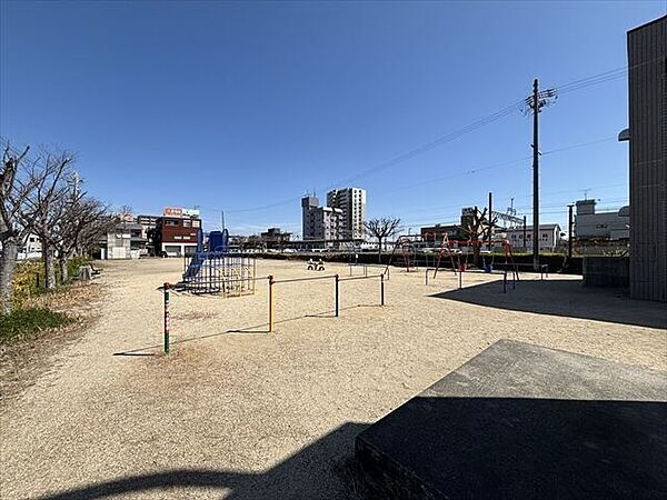 新生公園【近鉄「白子」駅すぐの好立地にある、細長い敷地の公園。ブランコやパンダとコアラのシーソー、滑り台・ジャングルジム複合型遊具、ぶら下り器などの遊具があります。】 460m