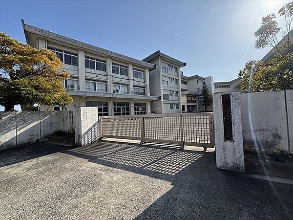 鼓ヶ浦中学校【「白砂青松百選」にも選ばれる鼓ヶ浦海岸を眼前に構える地に創立しました。学校教育目標「信頼と挑戦」めざす学校像「来てよかった、明日も来たい」と思う学校」】 790m
