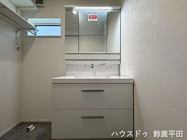 三面鏡と収納スペースを備えた洗面所で収納力も良く、毎日の身支度がスムーズにできます。