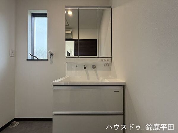三面鏡や引き出しタイプの収納スペースを備え、毎日の身支度がスムーズにできますね。