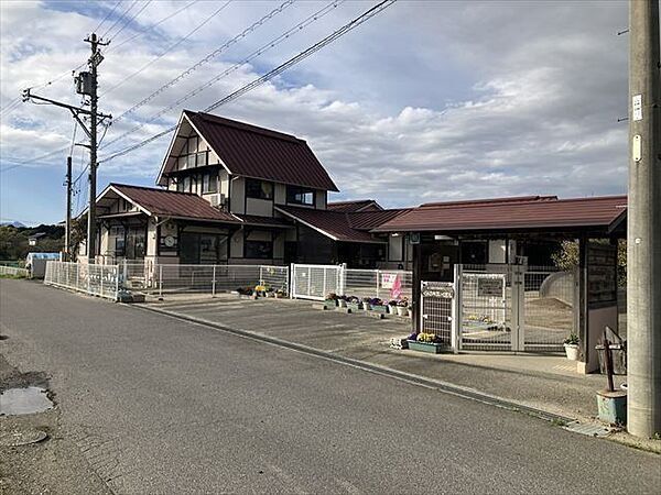 ぐみの木ほいくえんぐみの木ほいくえんは、保護者と職員が協力し、保育や運営に共に携わる「みんなでつどう大きなおうち」＊＊です。保護者とともに納得のいく子育て環境を創り上げます。 1260m