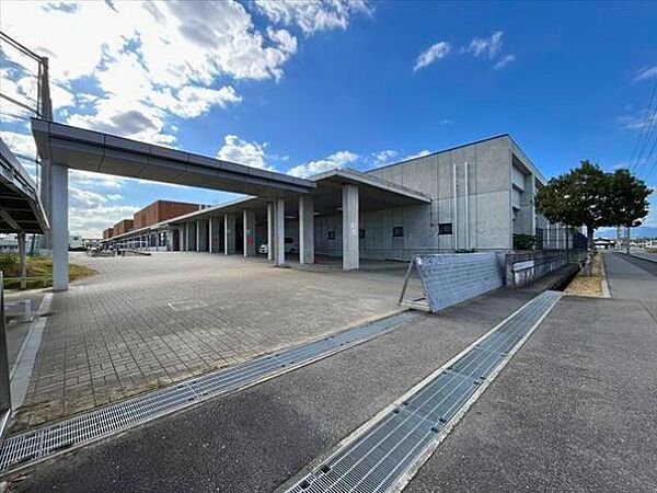 神戸中学校【学校教育目標「仲間とともに心豊かに生きる生徒の育成」めざす学校像「明日も行きたい・明日も通わせたい・明日も協力したい学校」】 2230m