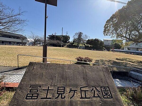 富士見ケ丘公園【近鉄名古屋線近くの住宅街に位置し、ブランコ、滑り台、イモムシの雲梯などがあります。高くなっているところに上ると眺望も楽しめます。】 220m