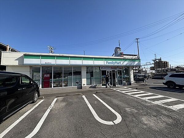 ファミリーマート 磯山駅前店【スローガンは「Fun＆Fresh」。驚きやワクワク感を与えるべく、商品改革に取り組んでいる。（電子マネー利用可　ＡＴＭあり　ネット通販あり）Vポイントサービスあり。】…