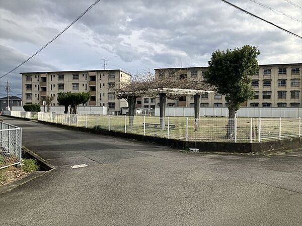 安塚団地幼児遊園【安塚団地の一角にある、三角形の敷地の公園です。ベンチが数台と鉄棒がある、皆の憩いの場です。】 370m