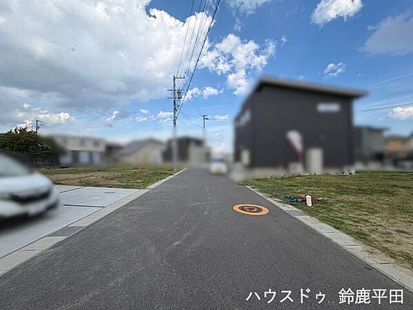 【南側幅員約6.0ｍ前面道路】住宅地に位置する立地で、車通りが少ないので安全な道路です。（2026年8月30日　撮影）