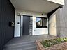エントランス：住戸へ直接出入りできる戸建て感覚の玄関まわり。屋根があるため、雨や雪の日にも出入りしやすい造りです。玄関横には窓も設けられ、明るさにも配慮されています。毎日の帰宅が楽しみになる住まいです。