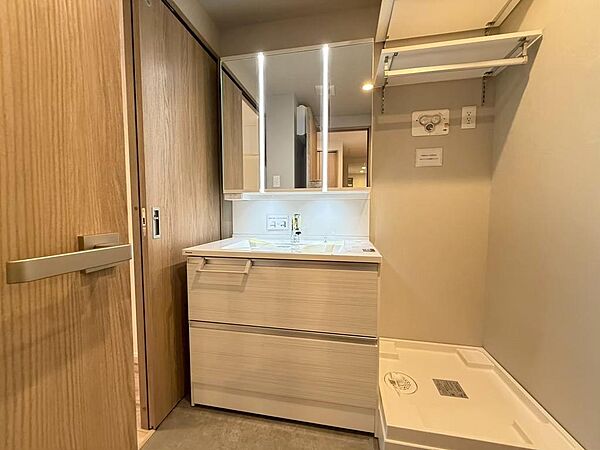 こちらは洗面室です。洗面台や洗濯機置場の位置、朝の身支度や洗濯をする際の動線など、毎日の使いやすさをご確認いただけます。