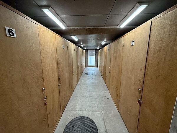 季節用品、アウトドア用品、タイヤなどを保管できるトランクルーム付き。室内に置く荷物を減らし、居住空間をすっきり使いやすくできます。広さや使用条件は現地でご確認ください。
