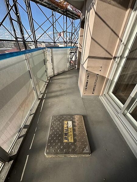 バルコニーは屋外の空気を感じられる住まいの一角です。洗濯物を干すときの動線や窓からの出入り、周囲からの見え方も確認できます。写真撮影時は外側に足場があるため、内覧の際に現地の状況もぜひご確認ください。