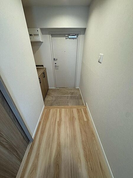 木目調の玄関収納と廊下が、温かみのある印象をつくる玄関。収納の天板には鍵や小物を置けて、外出前の準備にも便利です。リビングへと視線がつながり、住まいの広がりを感じられます。帰るご家族を迎える空間です。