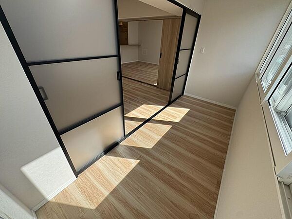 窓から陽光が差し込むサンルーム。引き戸が空間のアクセントになっています。室内とつながりながら区切って使えるため、植物を飾ったり、洗濯物を干したりと暮らしに合わせて活用できます。使い方が広がる空間です。