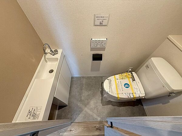 落ち着いて使用できるトイレです。便器まわりのスペースや換気設備、お手入れのしやすさなど、ご案内時に詳しくご説明します。