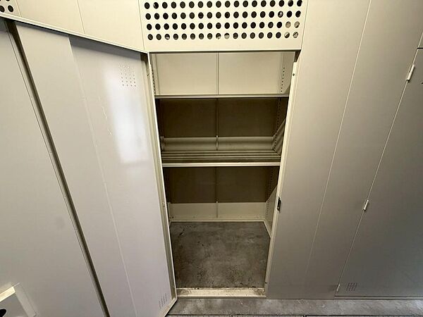 季節用品、アウトドア用品、タイヤなどを保管できるトランクルーム付き。室内に置く荷物を減らし、居住空間をすっきり使いやすくできます。広さや使用条件は現地でご確認ください。