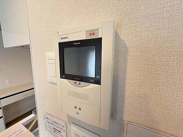 テレビモニター付きインターホンを備えています。室内から来訪者の顔を確認してから対応できるため、防犯面が気になる方やお子様のいるご家庭にも安心です。