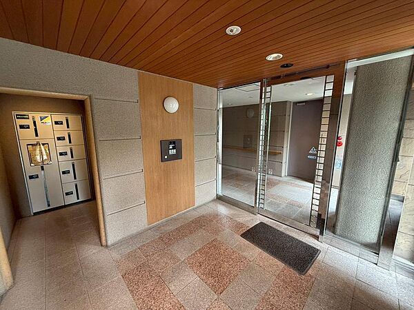 オートロック付きのエントランスで、来訪者を確認してから解錠できる安心の設備です。