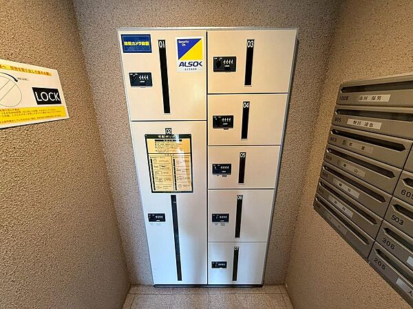 不在時でも荷物を受け取りやすい宅配ボックスを備えています。再配達の手間を減らせるため、日中お留守の多い方やネット通販をよく利用される方に便利な共用設備です。