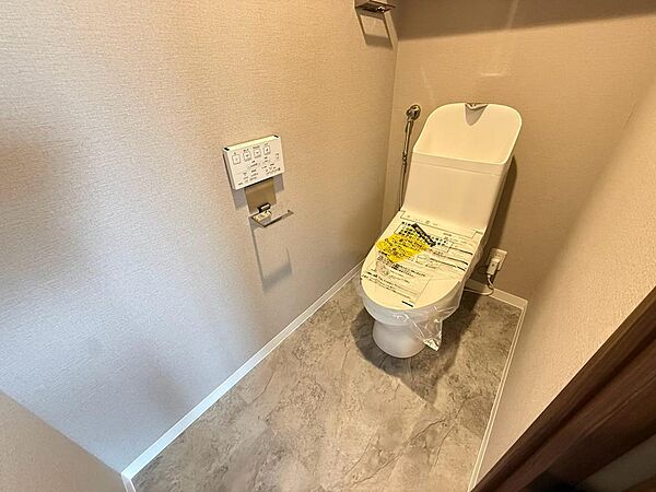 毎日快適に使える、すっきりとしたトイレ空間です。設備の状態や収納、換気方法など、写真だけでは分かりにくい部分もご確認ください。